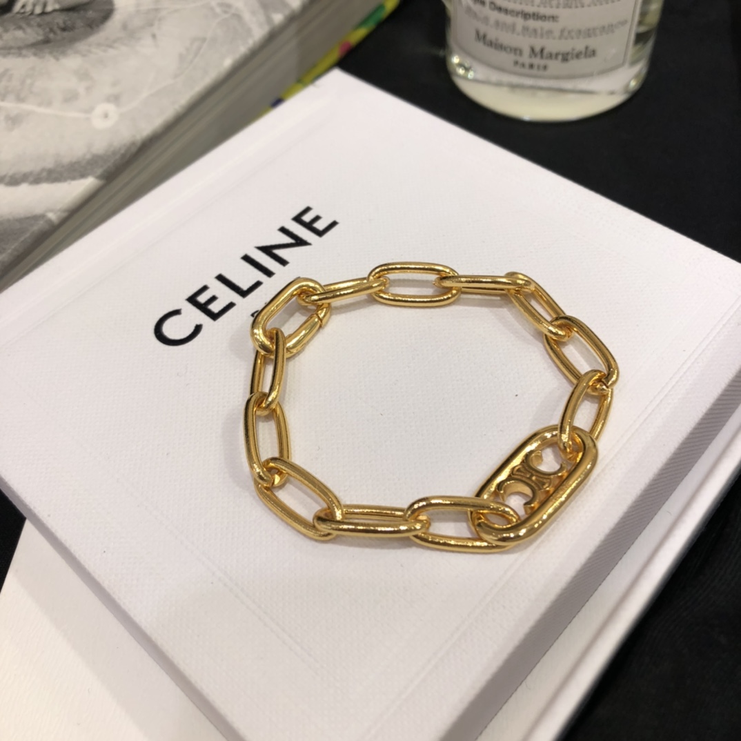 2020 show model the same Arc de Triomphe logo gold bracelet