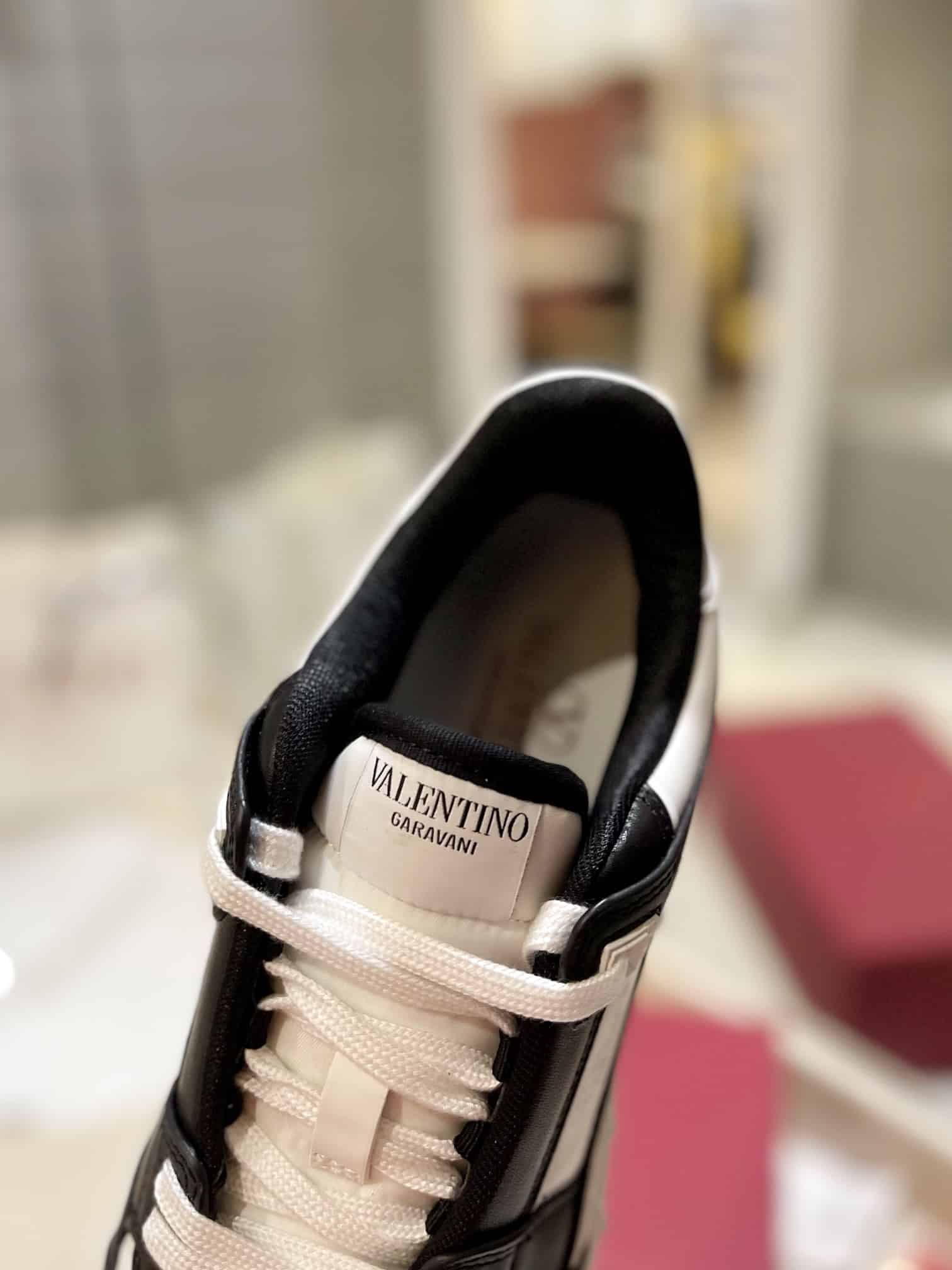 Valentino Garavani Freedots Low Top Sneaker In Calfskin Black 4Y2S0H43Rdg 0Ni