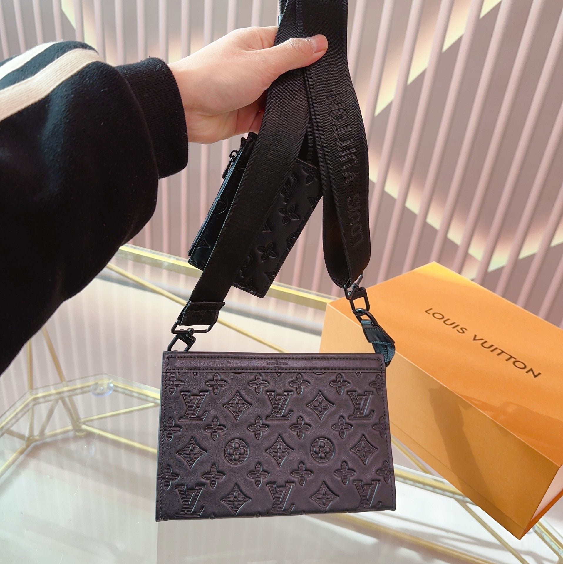Louis Vuitton Gaston Wearable Black 22Cm M81115