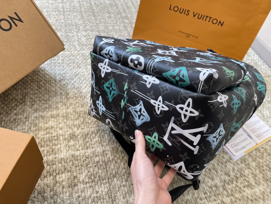Louis Vuitton Discovery Backpack Graffiti Green 36Cm M21395