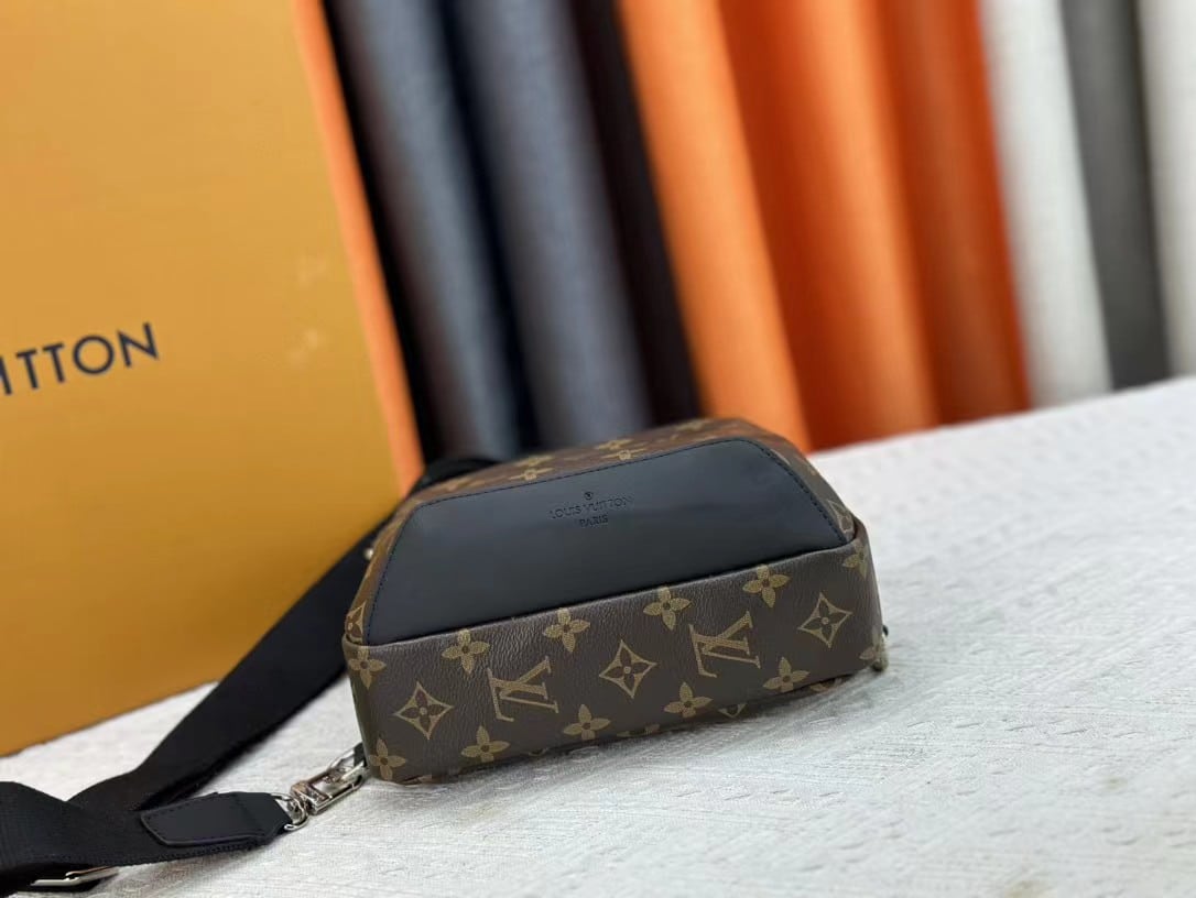 Louis Vuitton Louis Vuitton Avenue Slingbag Monogram Brown 31Cm M45897