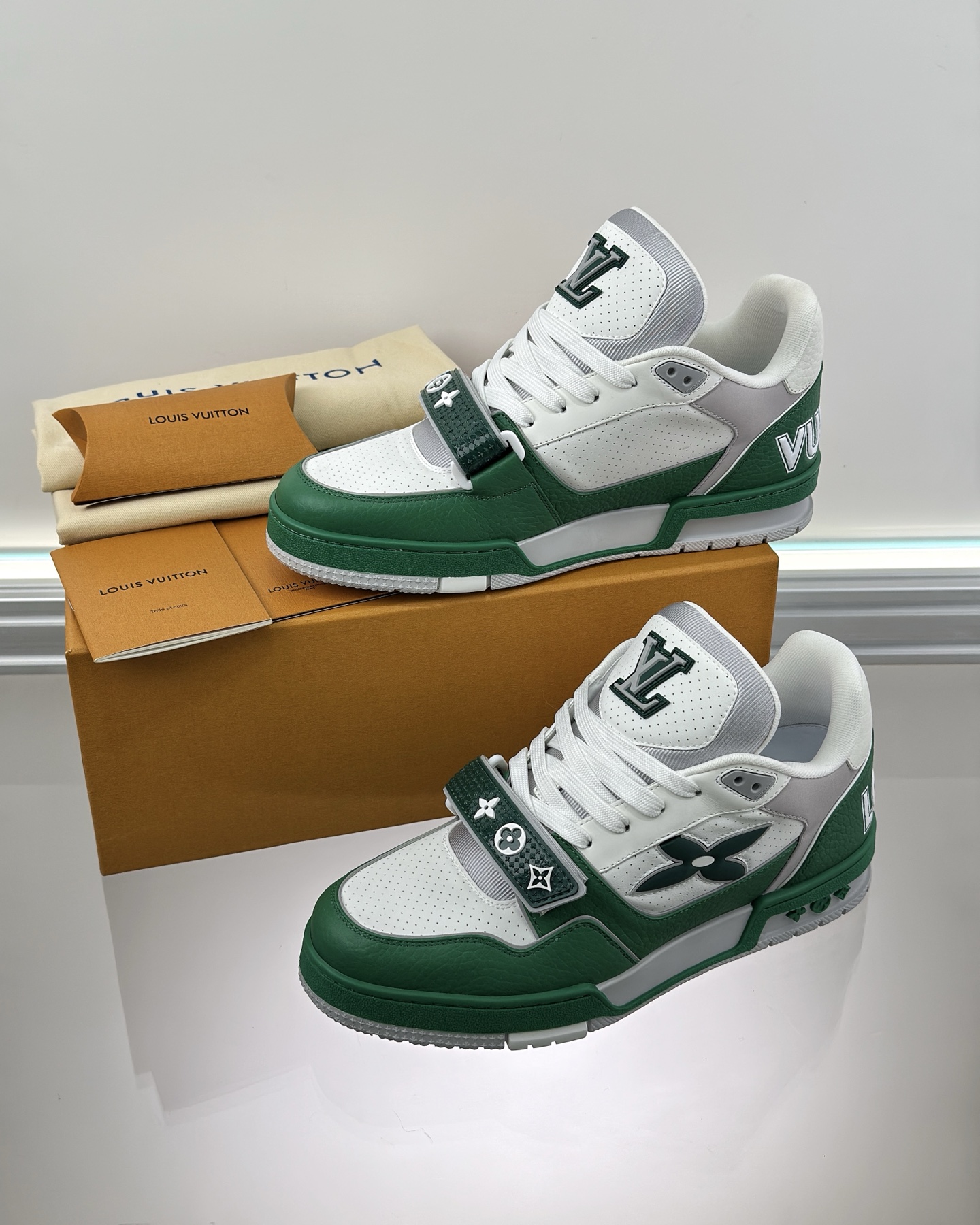 LOUIS VUITTON 1AHTCV LV Trainer Sneaker