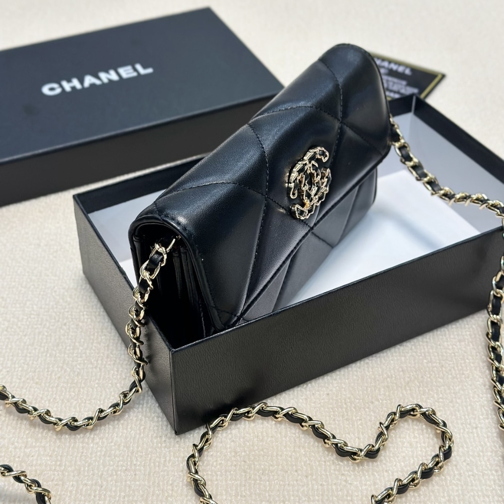 Chanel Flap Bag Black 19Cm