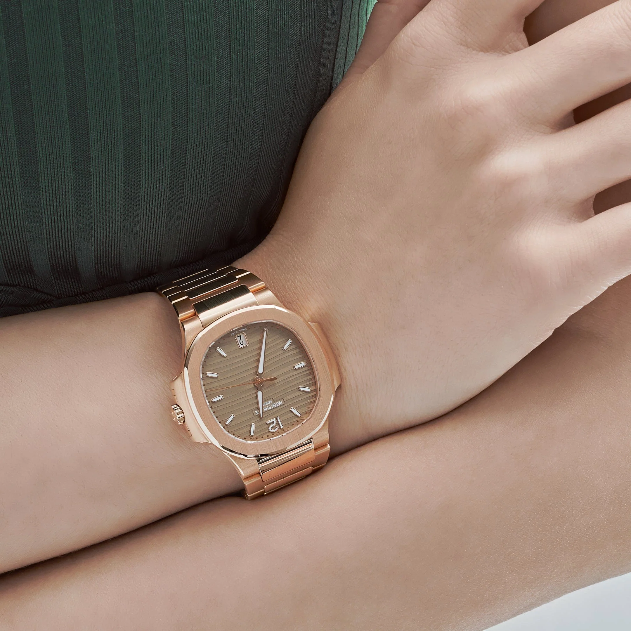 Patek Philippe Nautilus 7118/1R-010 'Ladies' Date Rose Gold Champagne Golden Dial (2024)