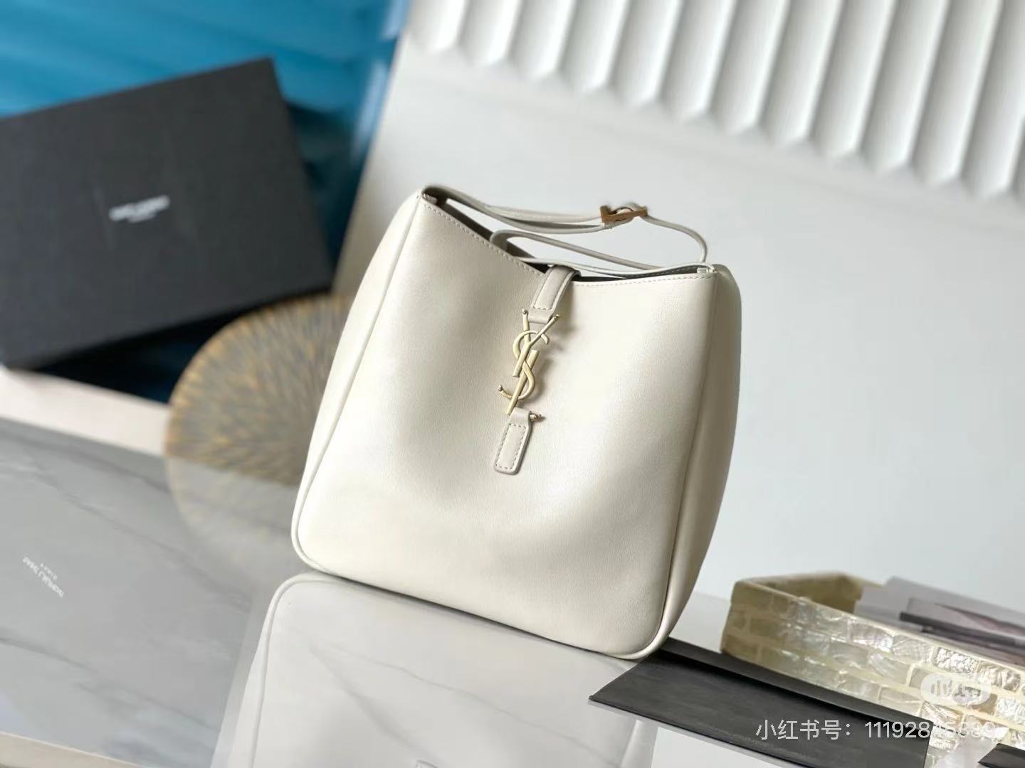 SAINT LAURENT圣罗兰 YSL LE5A7CASSANDRE 金色Logo钩扣开合 粒面牛皮 手提单肩包 小号 女款 复古白