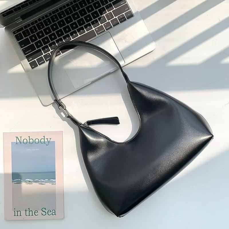This new women's crossbody bag features a textured design and a minimalist style, making it suitable for college students. It's a great shoulder bag for commuting.