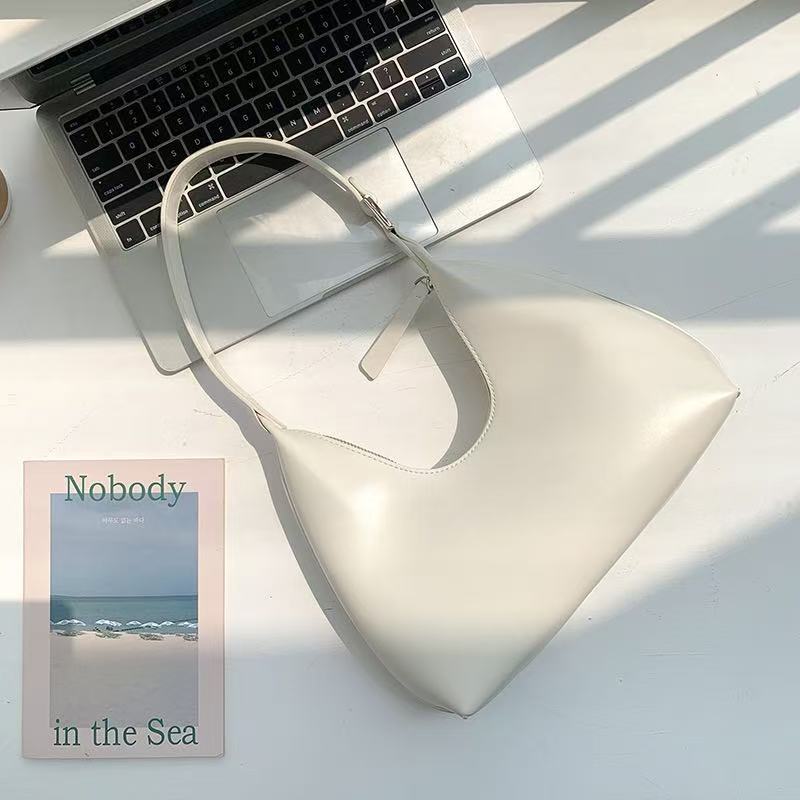 This new women's crossbody bag features a textured design and a minimalist style, making it suitable for college students. It's a great shoulder bag for commuting.