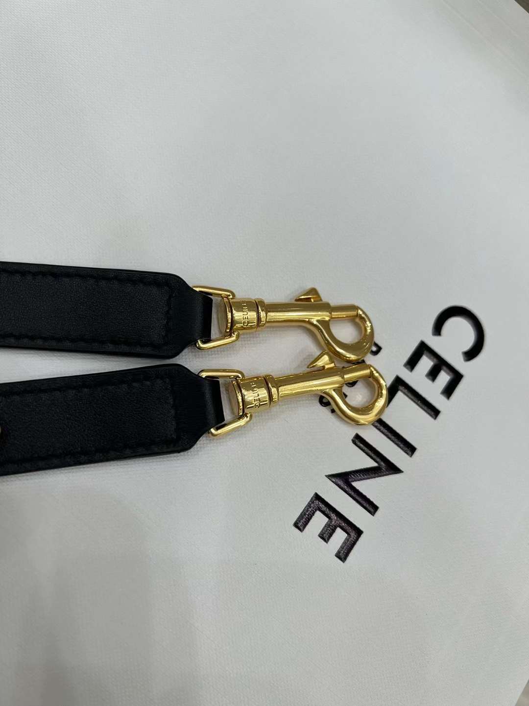 CELINE LOUISE 光滑牛皮水桶包 中號 (兩色)