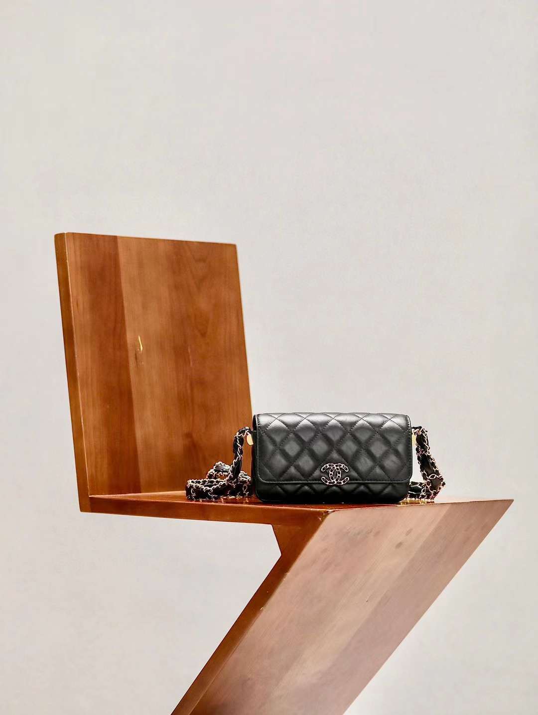 CHANEL 23K 粗鏈條19BAG牛皮法棍包 17CM 黑色