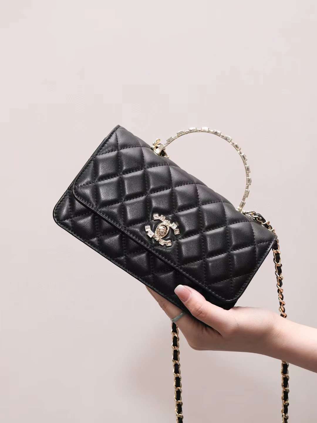 CHANEL 24S 金屬水鑽手腕橫版 KELLY WOC (兩色)