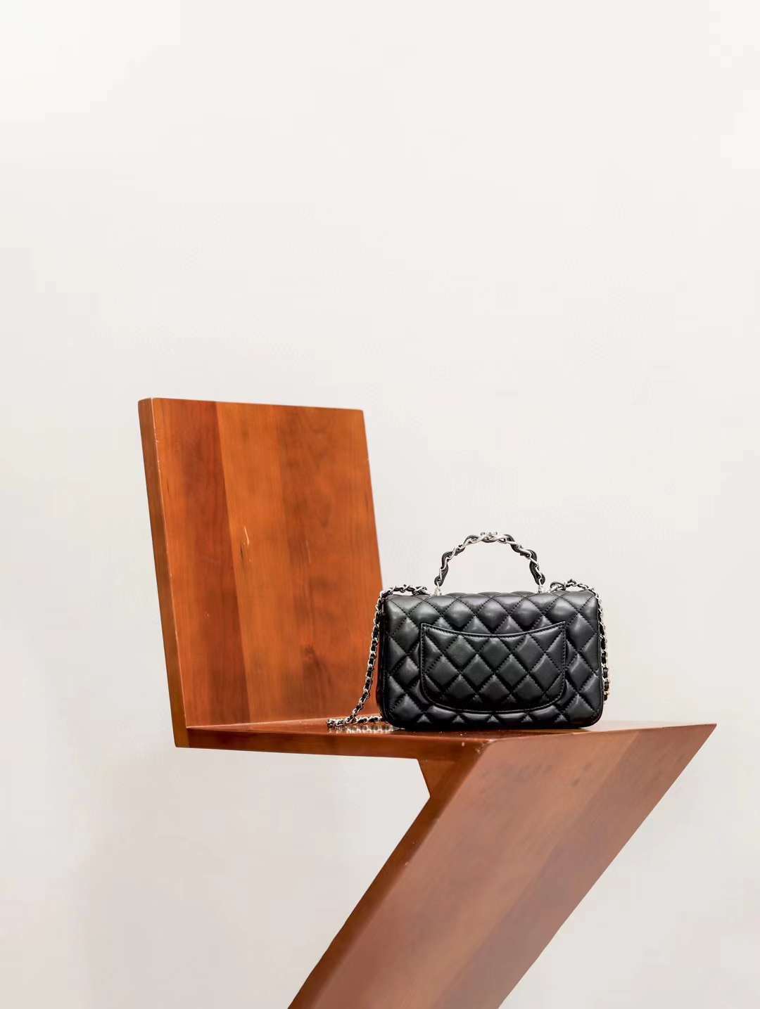 CHANEL 23K 手腕羊皮CF口蓋包 黑色