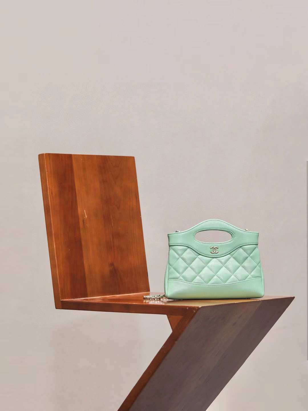 CHANEL 24S 31 NANO 油蠟羊皮經典側背包 綠色