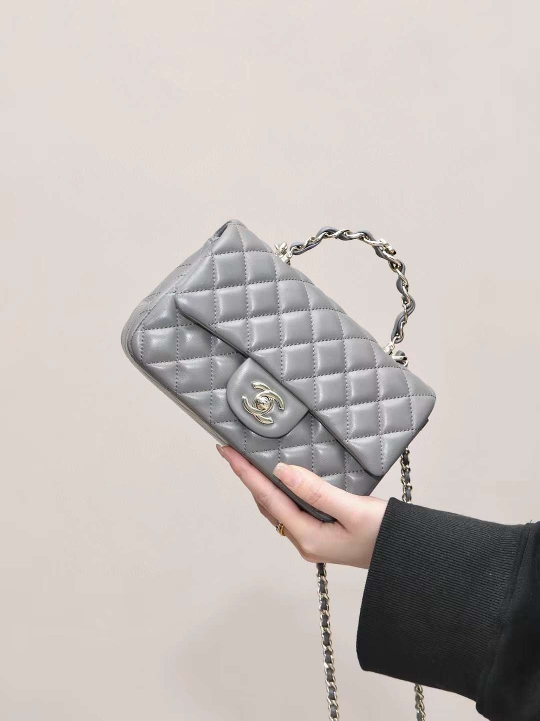 CHANEL 23K 手腕羊皮CF口蓋包 灰色