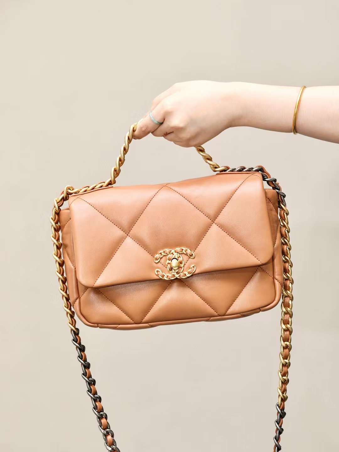 CHANEL 19 焦糖色金釦口蓋包 26/30CM