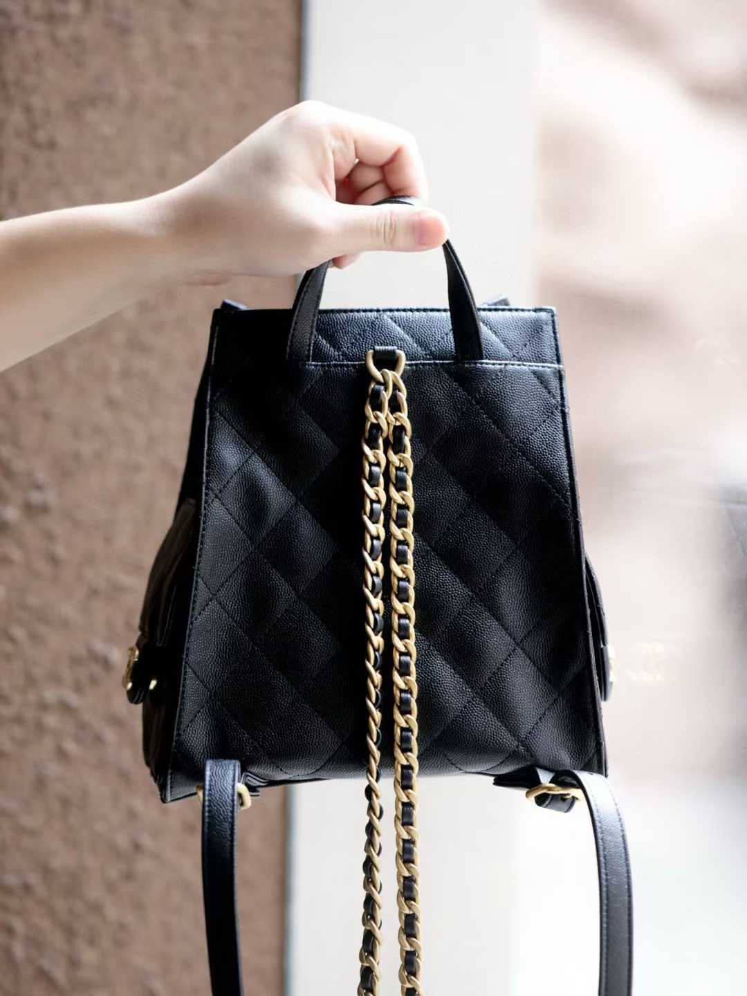 CHANEL 25B水桶抽繩雙肩包 黑金系列