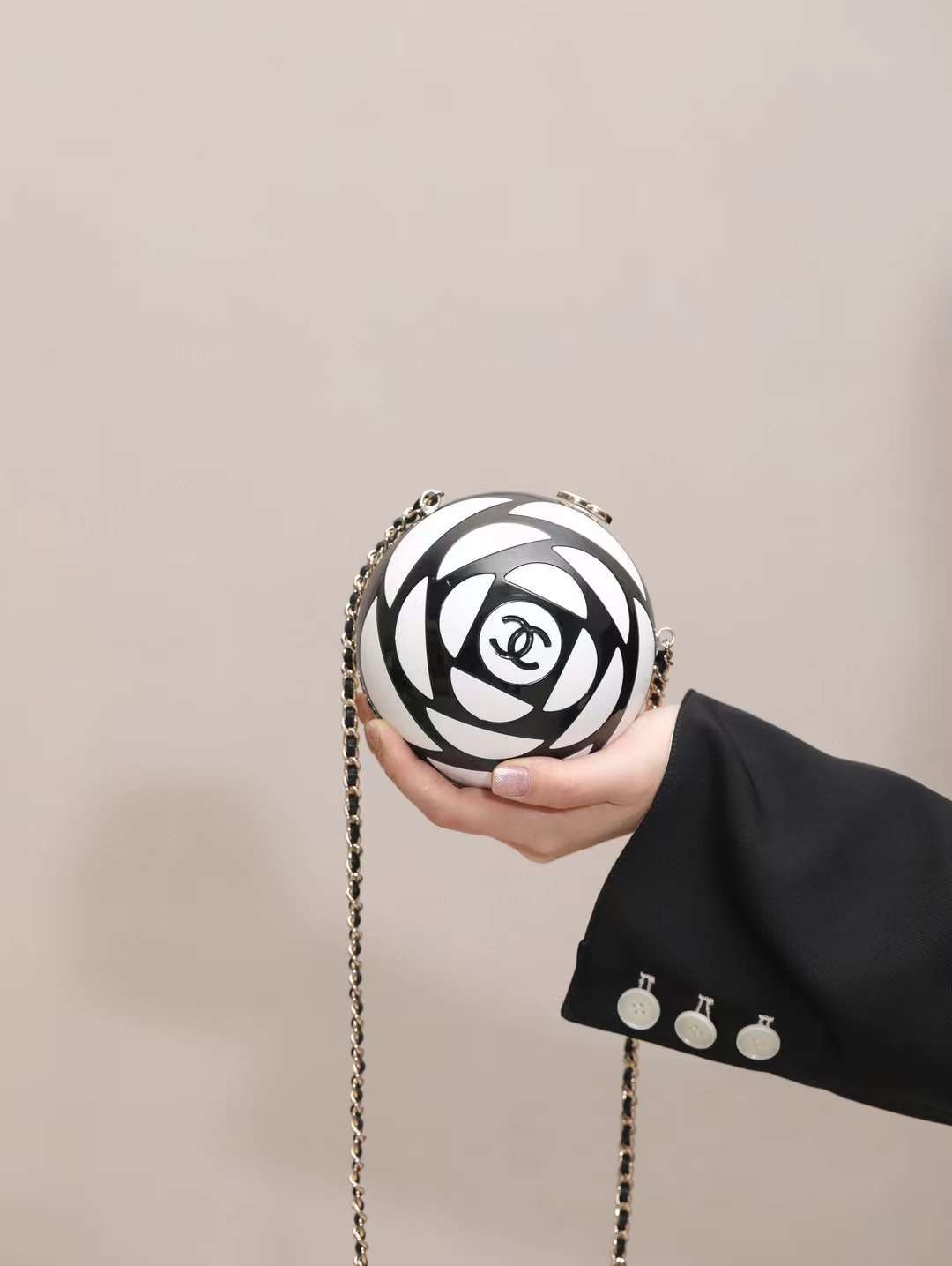 CHANEL 24S 走秀款 壓克力山茶花精靈球鏈條包