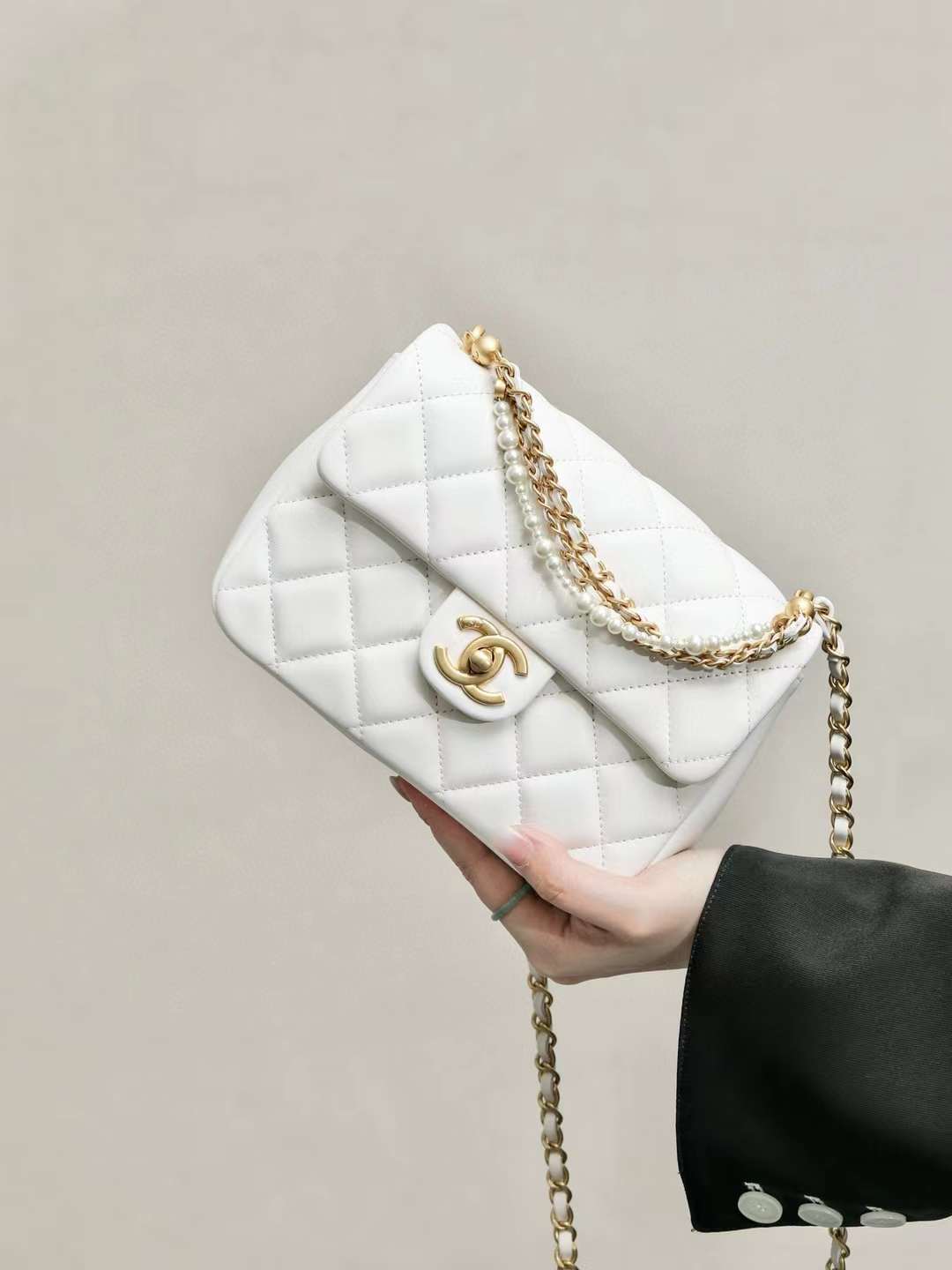 CHANEL 24P CF 珍珠鏈條羊皮口蓋包 方胖子/大MINI 白色