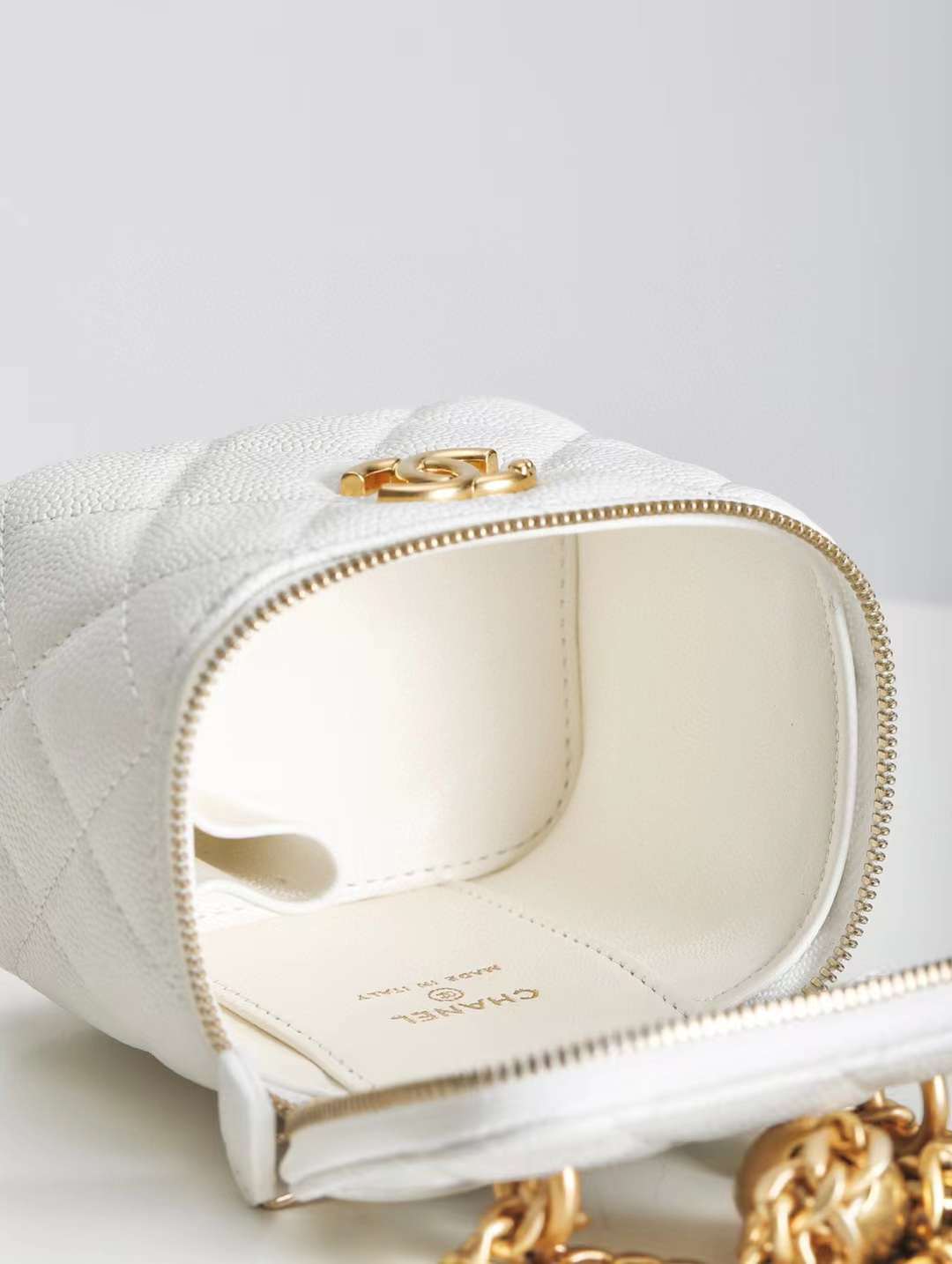 CHANEL 23 愛心小包口紅包 白色球紋