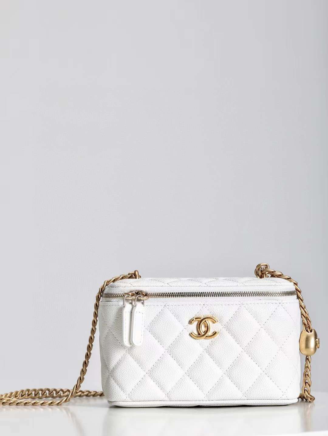 CHANEL 23 愛心長盒子化妝包 白色球紋