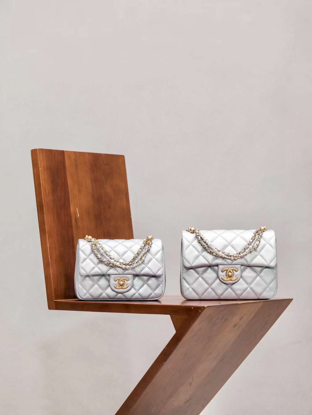 CHANEL 24P CF 珍珠鏈條羊皮口蓋包 方胖子/大MINI 銀灰色