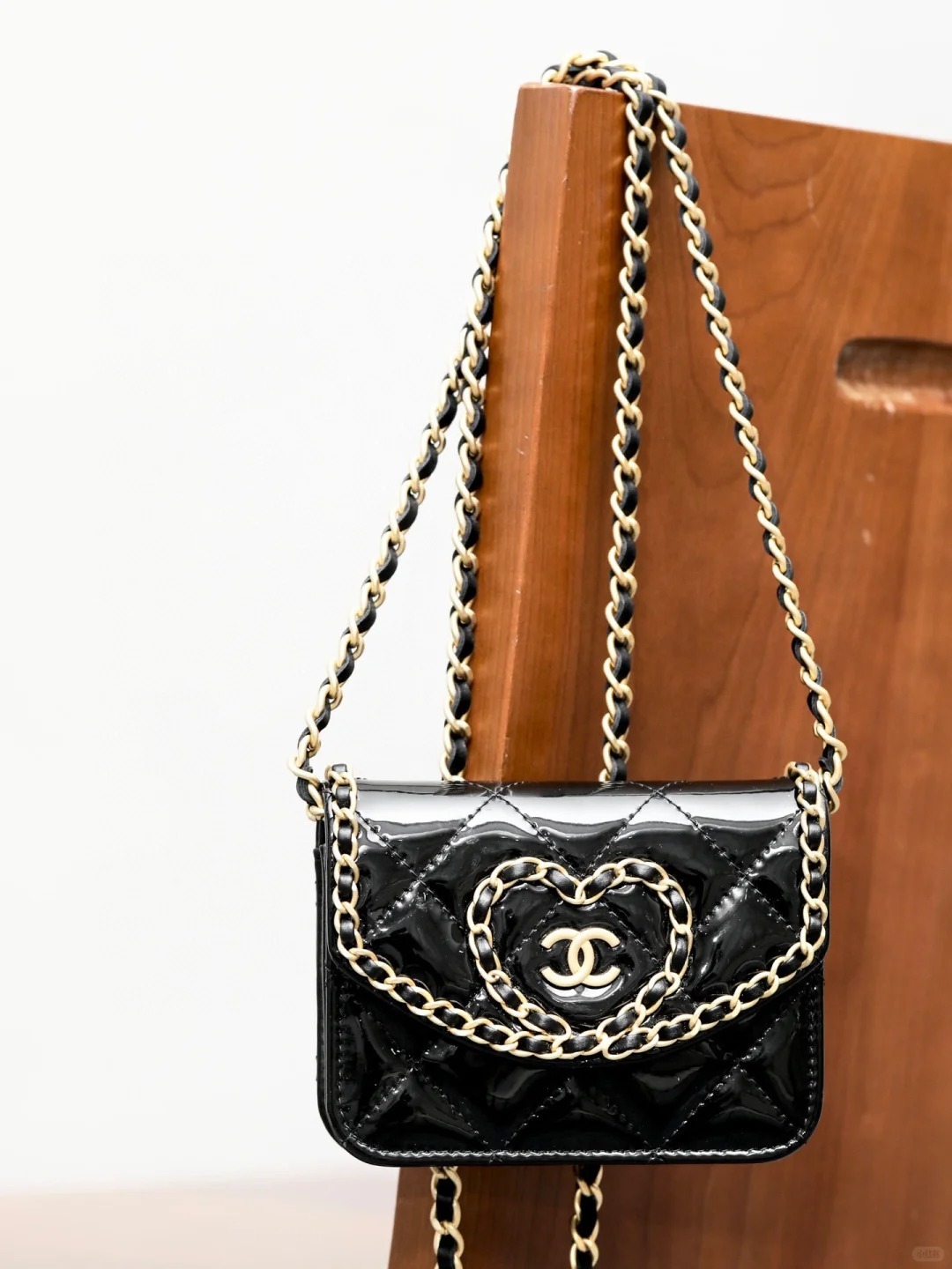 CHANEL 24A 愛心鏈條漆皮小廢包