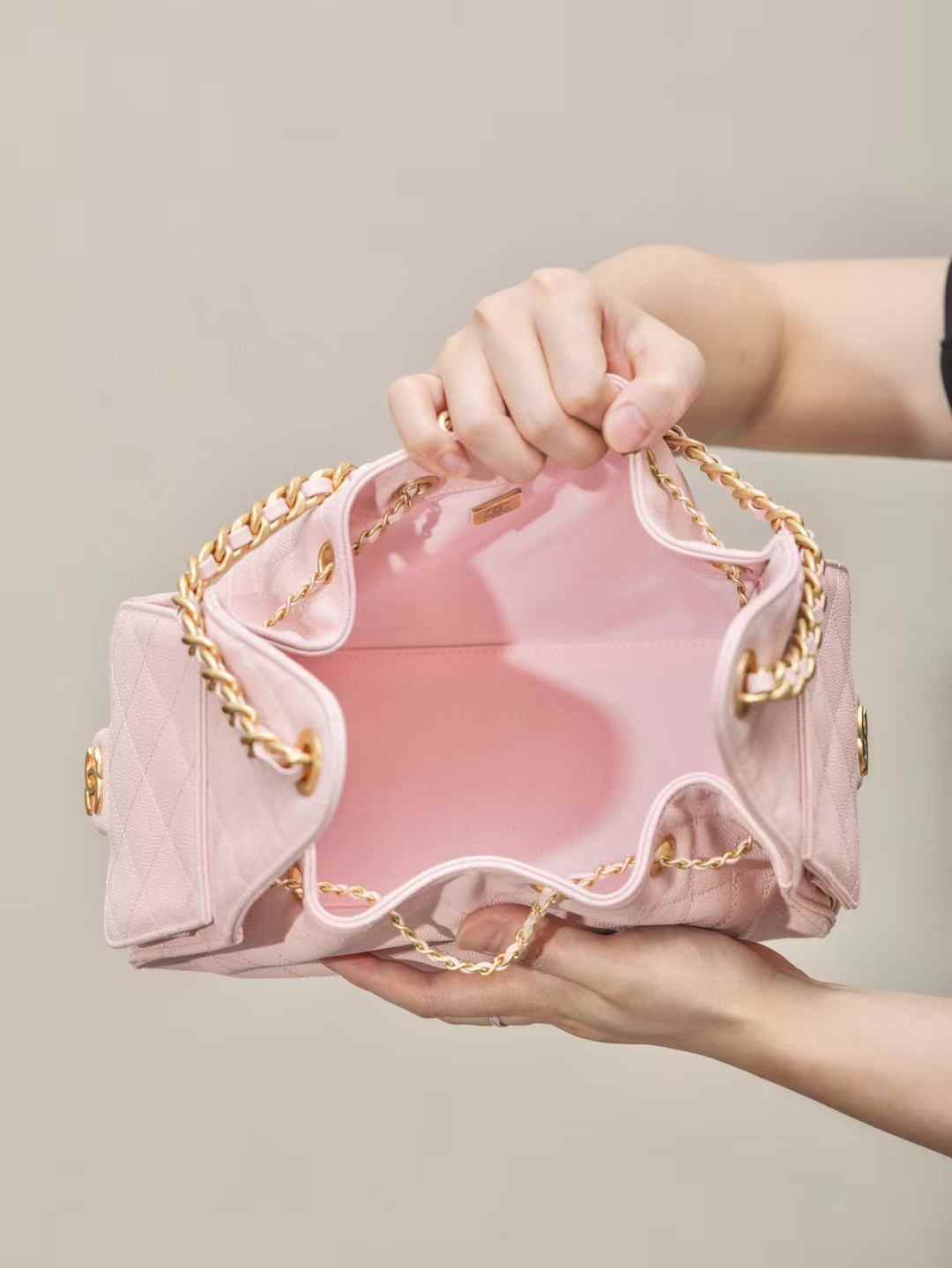 Chanel 25C hobo 抽繩水桶包 早春系列 淺粉魚子醬