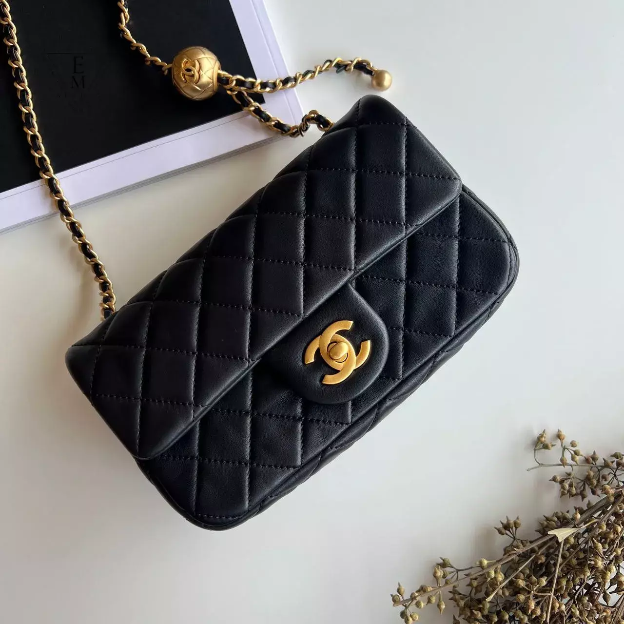 CHANEL 23K 經典CF金球 20CM 黑羊皮口蓋包