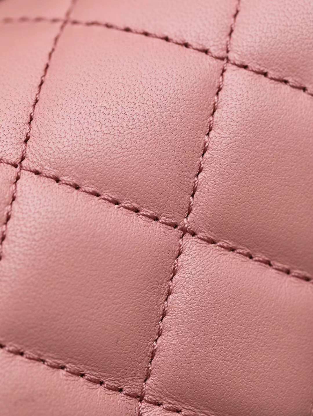 CHANEL 23K 經典CF金球方胖子 粉色羊皮口蓋包 17/20