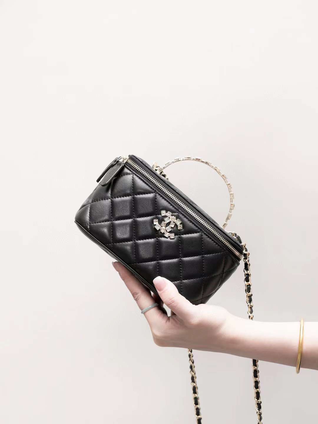 CHANEL 24P 水鑽手柄化妝盒包 (兩色)