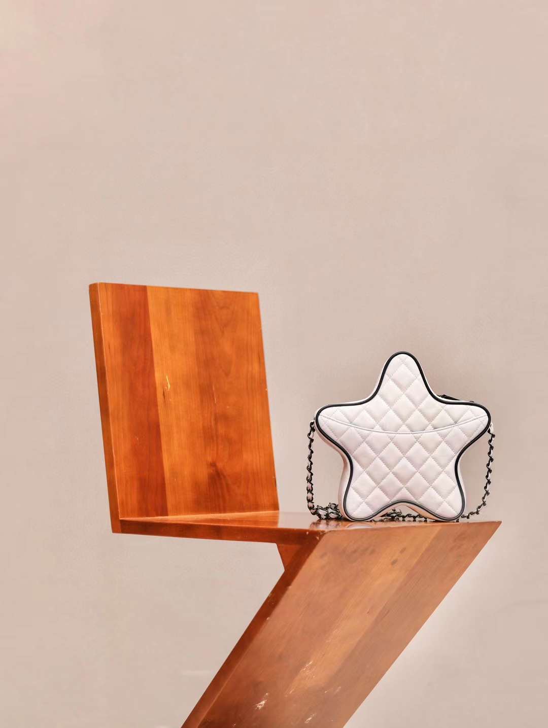 CHANEL 24C 星星斜背包 白配黑色