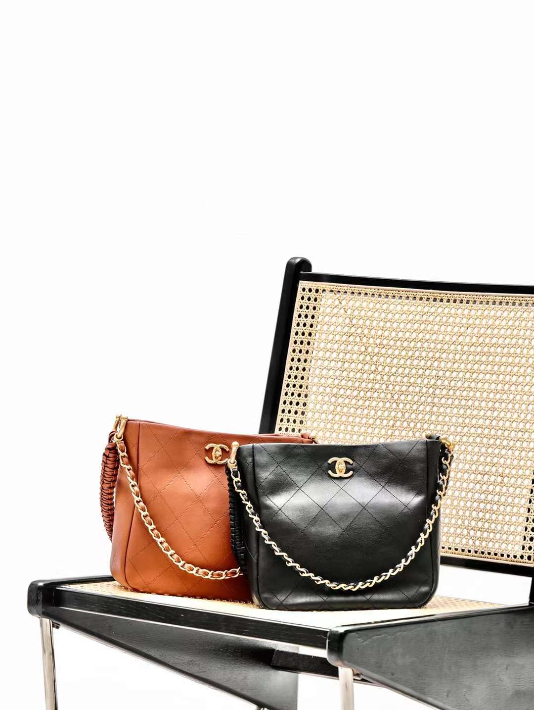 CHANEL 23A 嬉皮HOBO肩背包