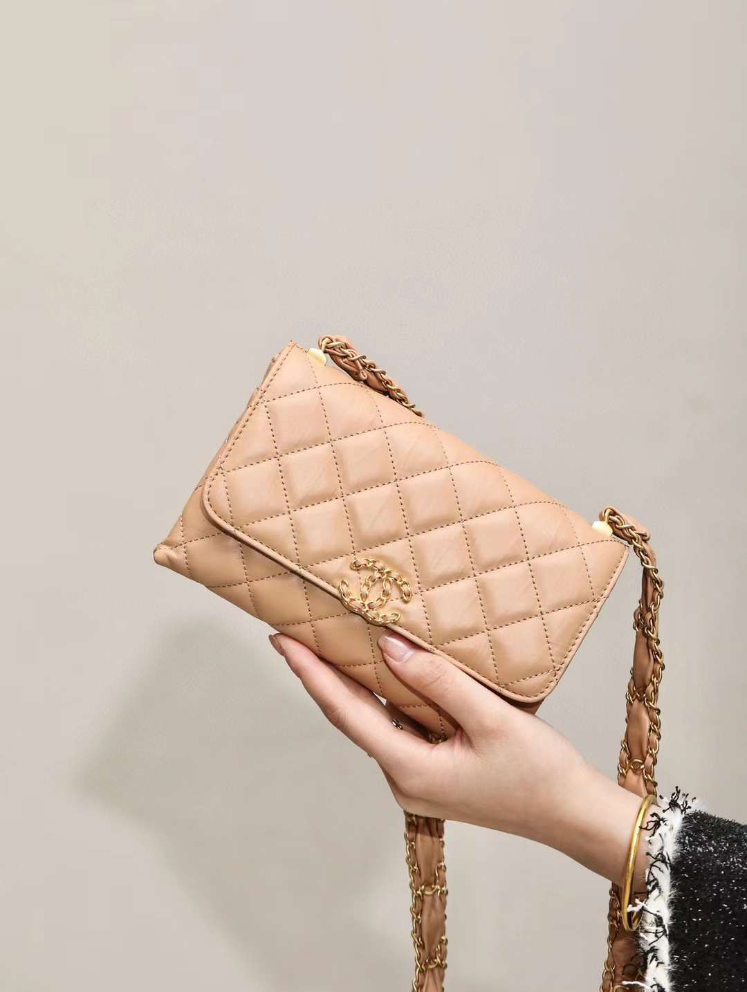 CHANEL 23K 粗鏈條19BAG牛皮WOC豆腐包 18.5CM 杏色