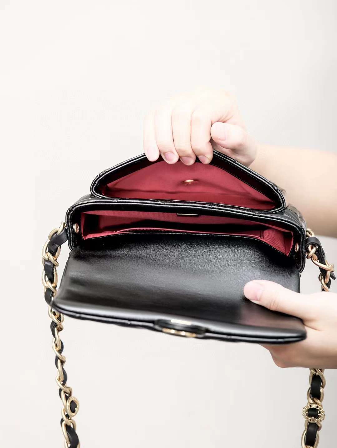 CHANEL 24A 手柄口袋郵差包