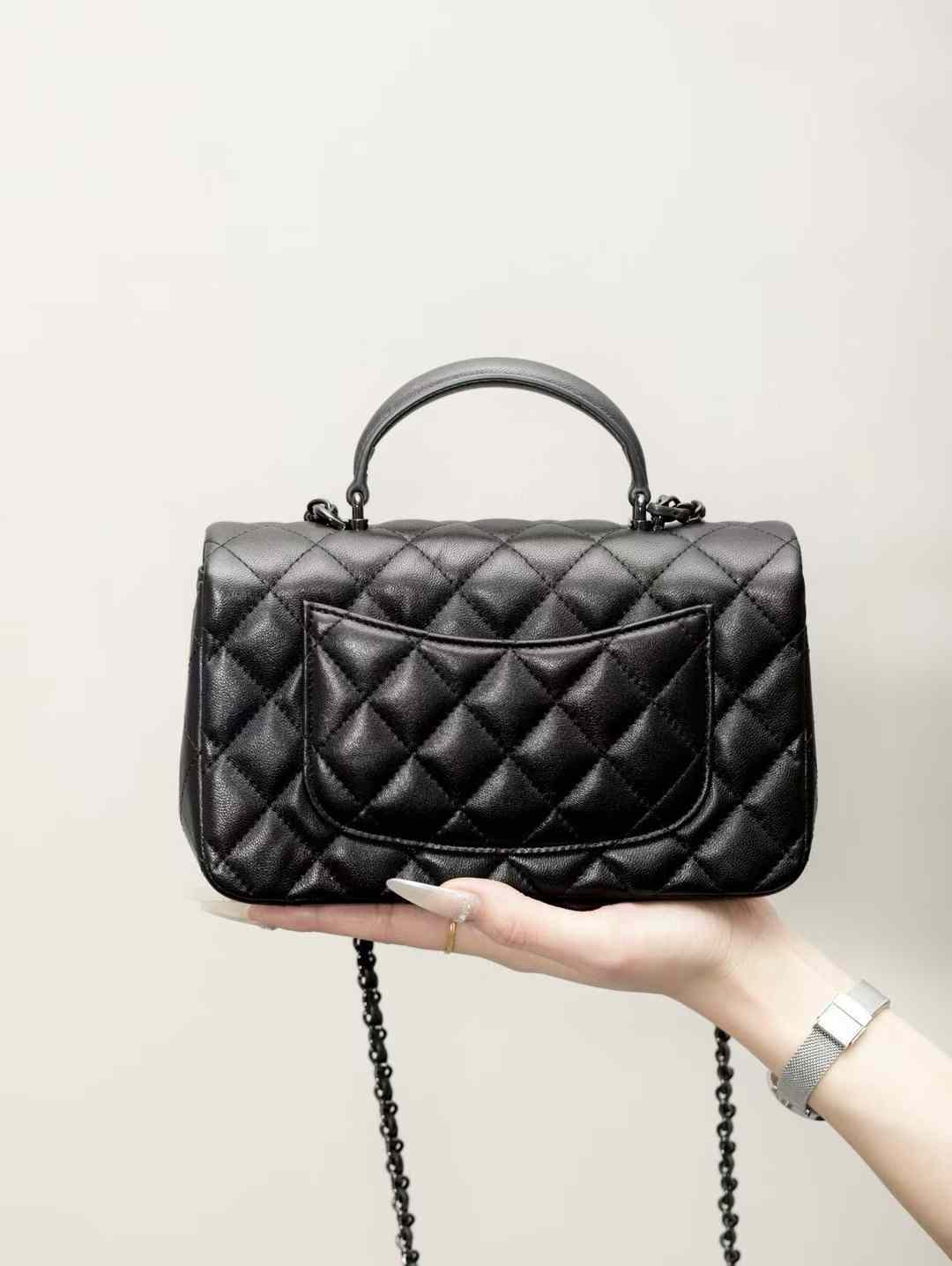 CHANEL 24A 手挽CF SO BLACK 羊皮口蓋包