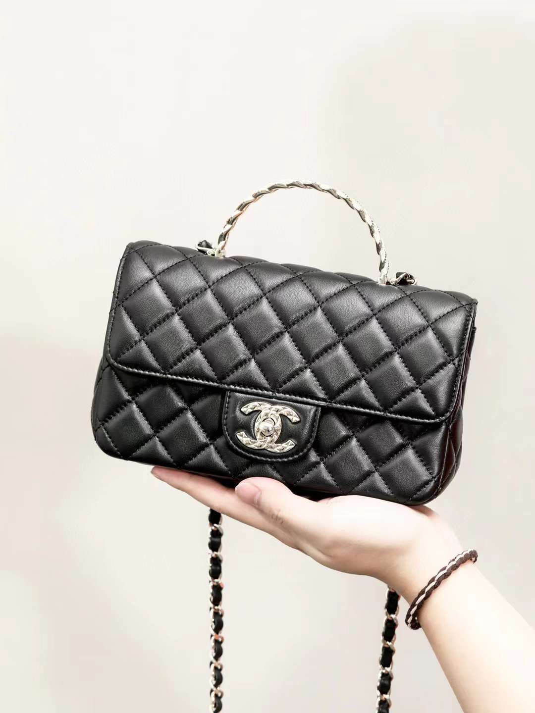 CHANEL 24A CF 金屬手挽口蓋包