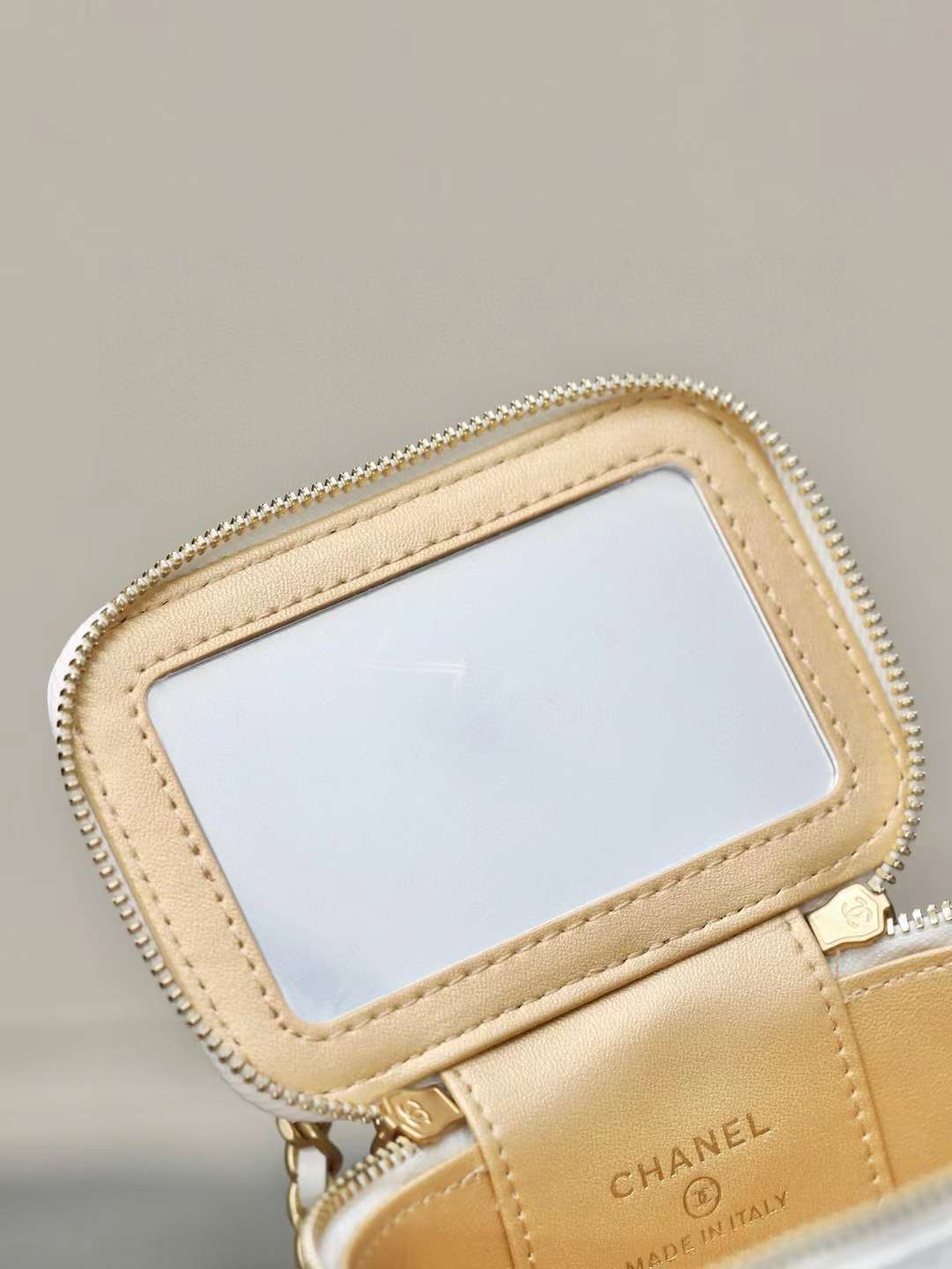 CHANEL 24A 琺瑯扣口紅包 (兩色)