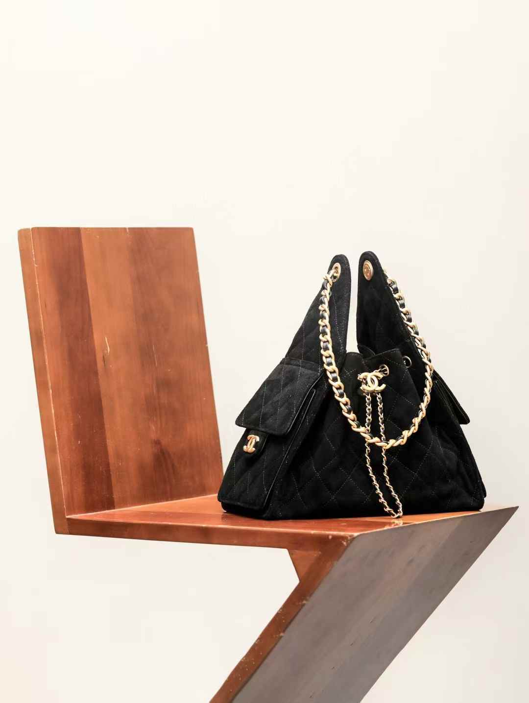 CHANEL早春系列 25C HOBO 肩背包 黑色麂皮 暗夜閃亮登場 !! 大/小兩種尺寸