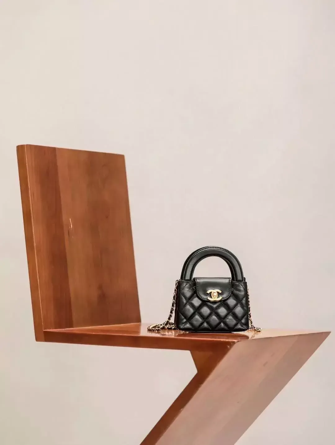 CHANEL 23K KELLY 鏈條手拿包 MINI 黑色