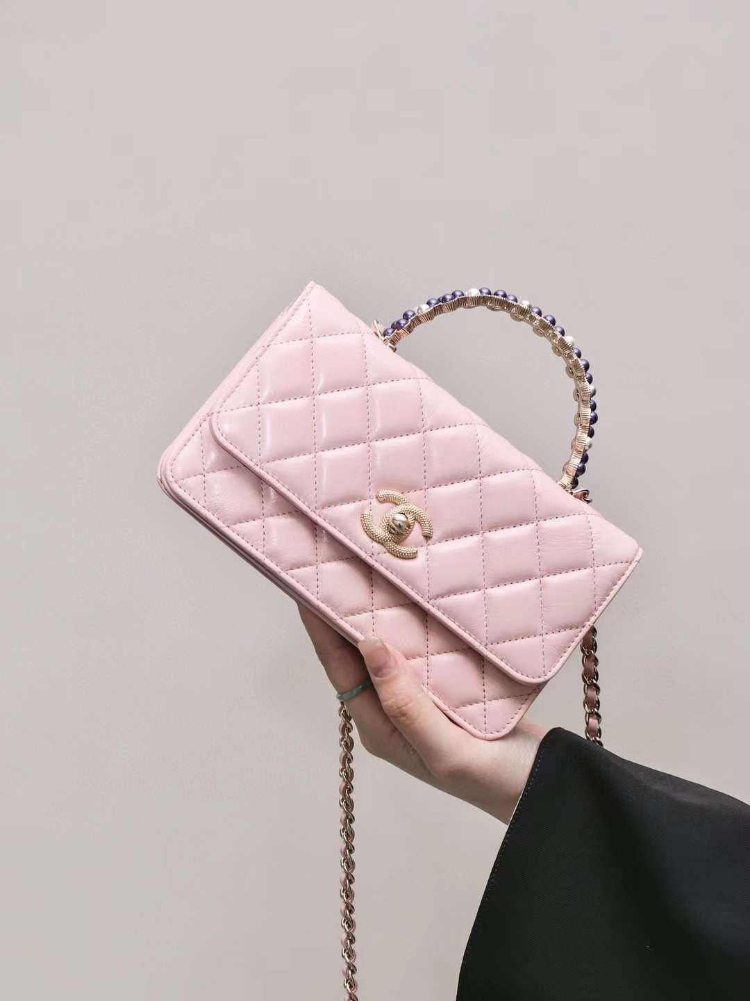 CHANEL 24P 金屬珍珠手腕橫版 KELLY WOC 粉色