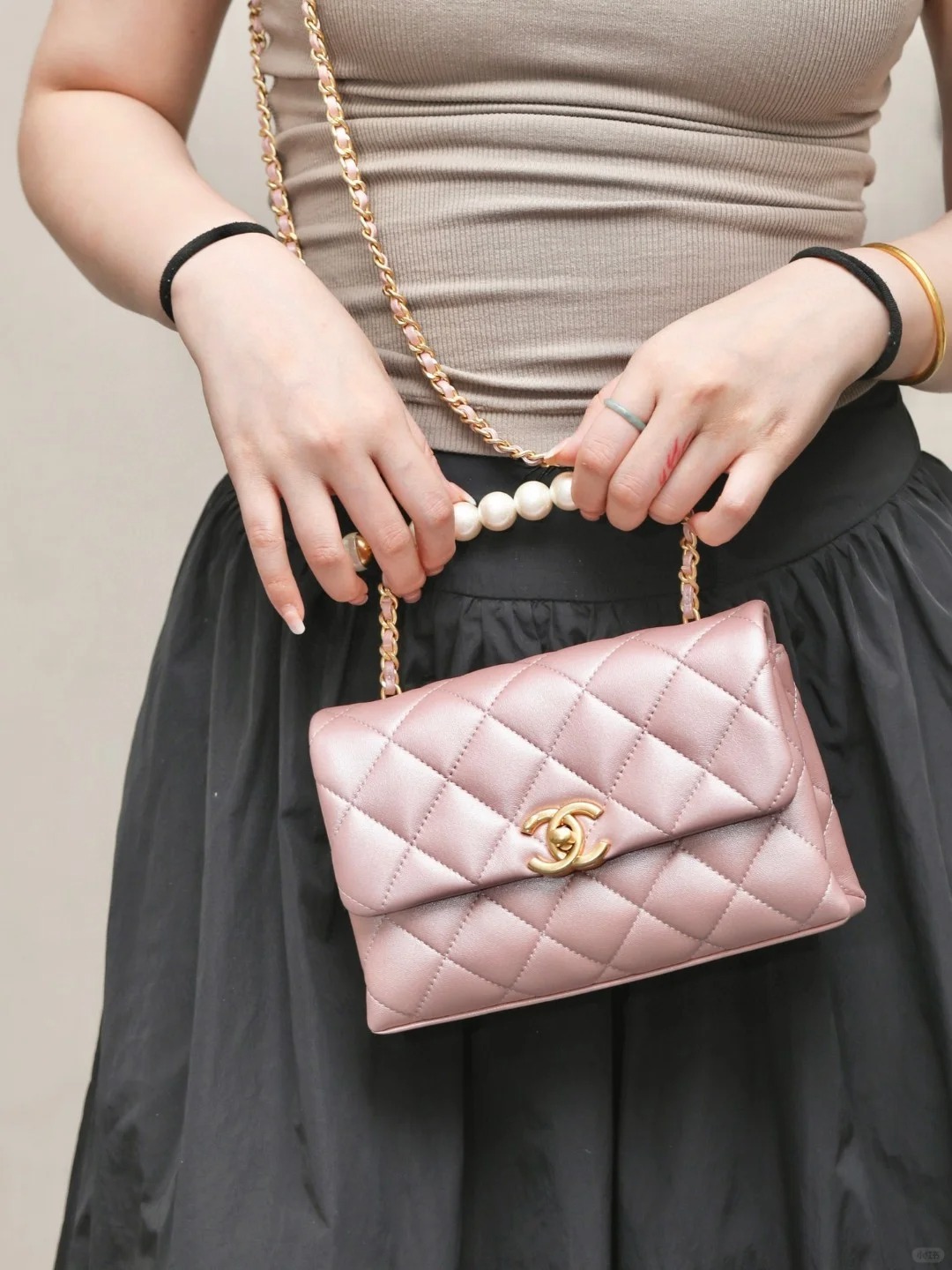 CHANEL 24A 珍珠橫手柄口蓋包 粉色