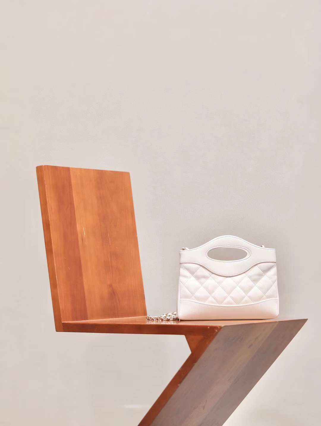 CHANEL 24S 31 NANO 油蠟羊皮經典側背包 白色