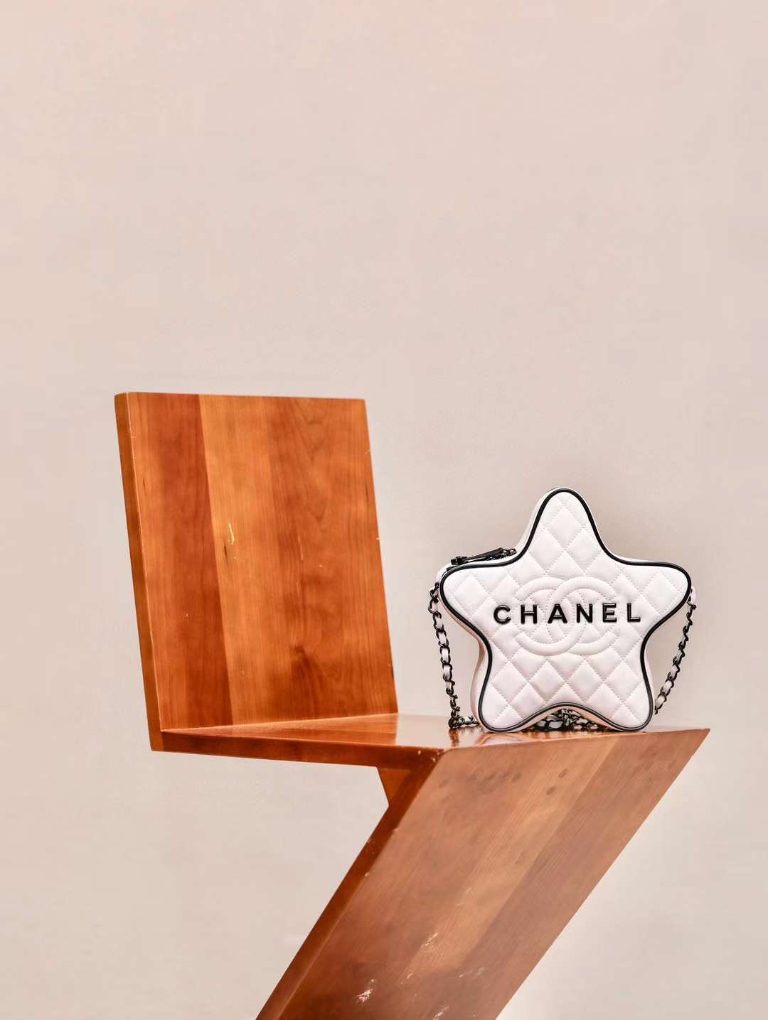 CHANEL 24C 星星斜背包 白配黑色