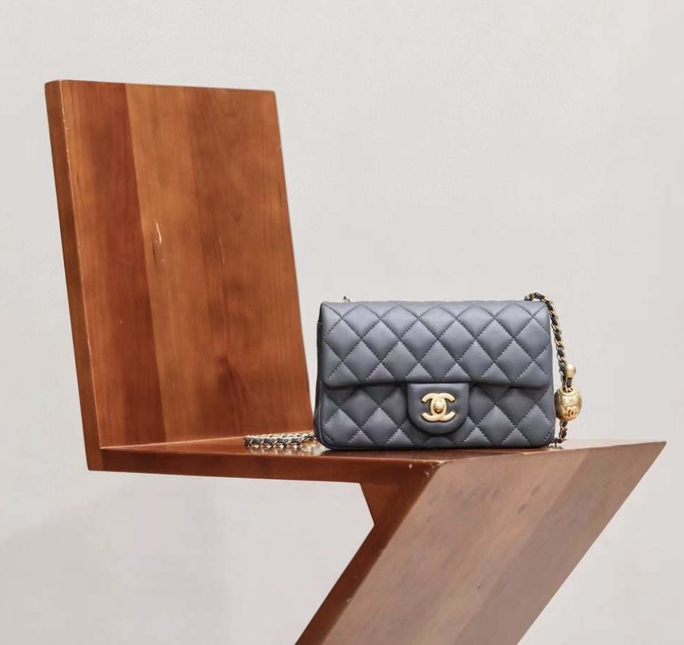 CHANEL 23K 經典CF金球方胖子 霧霾灰色羊皮口蓋包 17/20