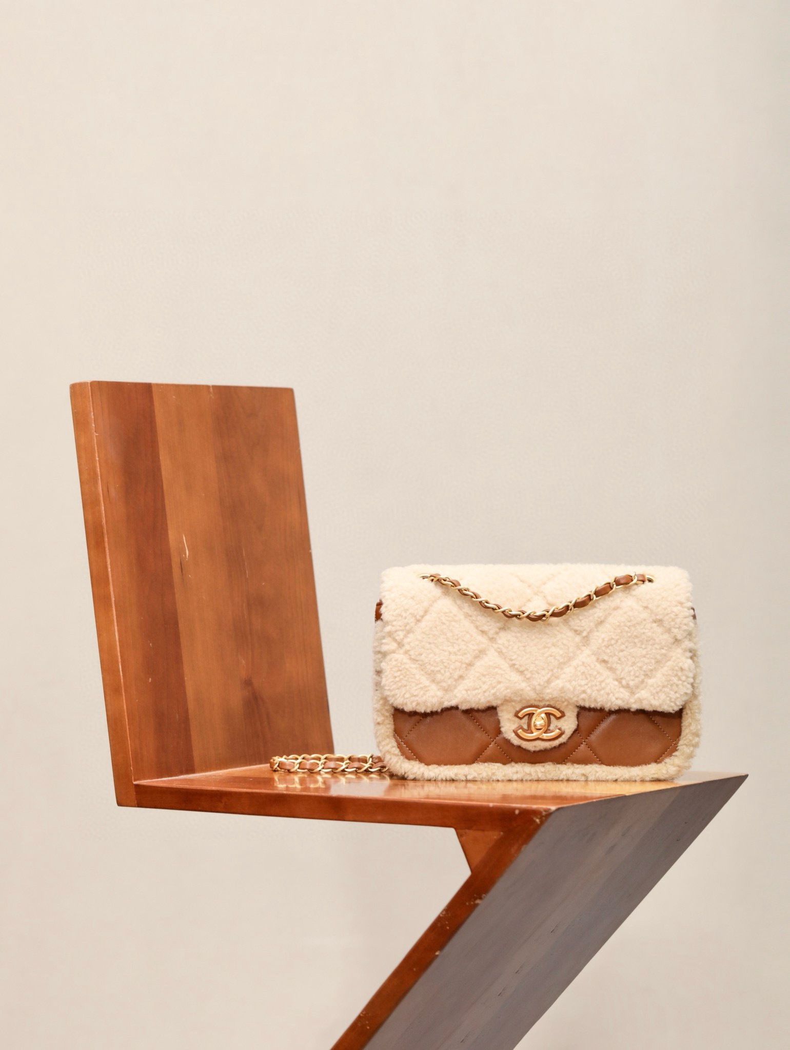 CHANEL 24K 羊羔毛 CF 口蓋包 黑色/咖啡色