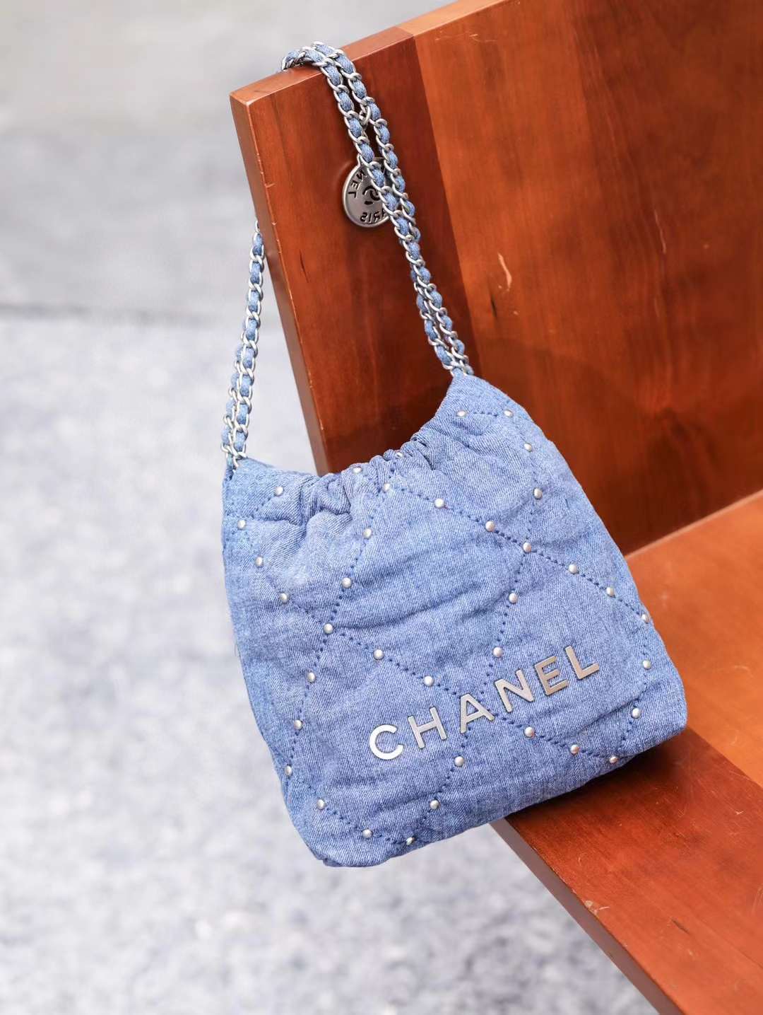 CHANEL 24S 22BAG MINI 鉚釘牛仔手提包