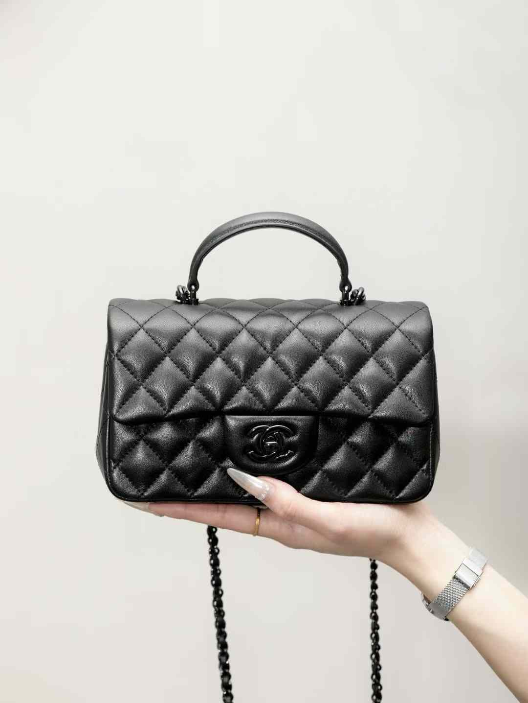 CHANEL 24A 手挽CF SO BLACK 羊皮口蓋包