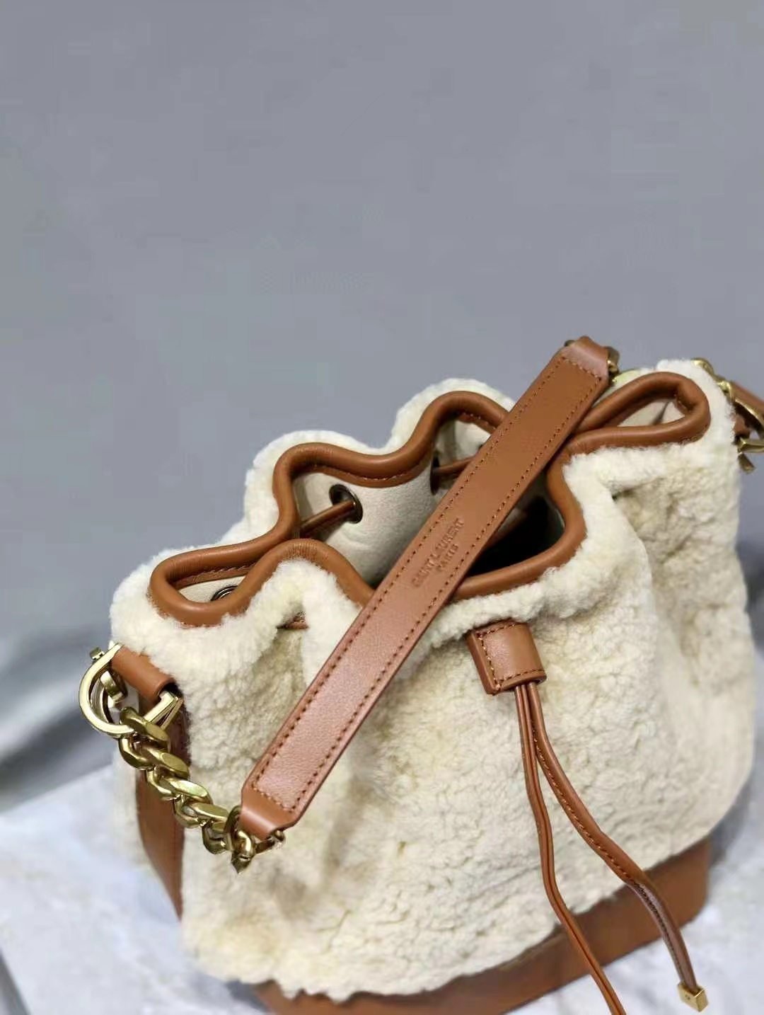 Y*L EMMANUELLE 羊羔毛水桶包