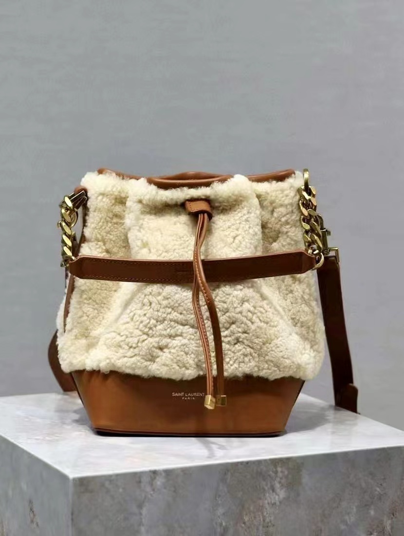 Y*L EMMANUELLE 羊羔毛水桶包