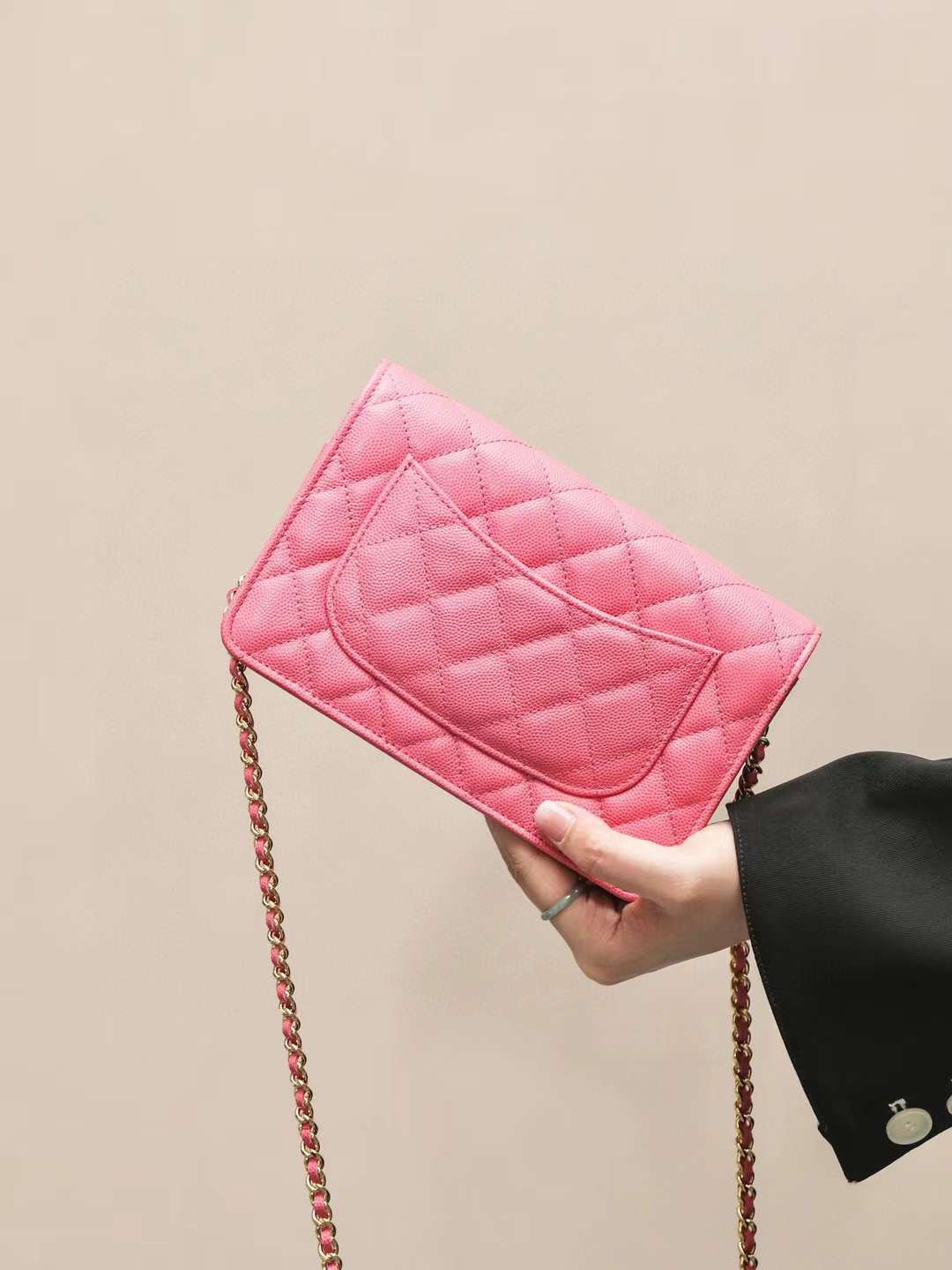 CHANEL WOC 限量色桃粉色磁吸金釦鏈條側背包