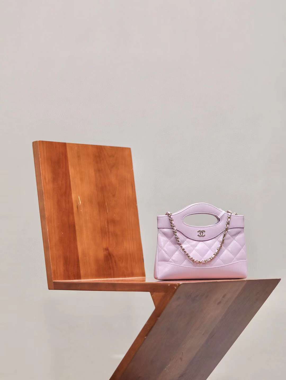 CHANEL 24S 31 NANO 油蠟羊皮經典側背包 粉色